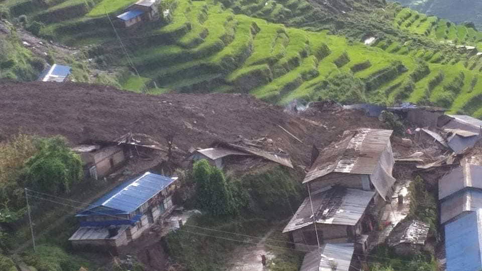 सिन्धुपाल्चोकको लिदी गाउँका १३ घर पुरियो, १५ जना घाइते , हेलिकप्टरबाट उद्धार टोली पठाइँदै