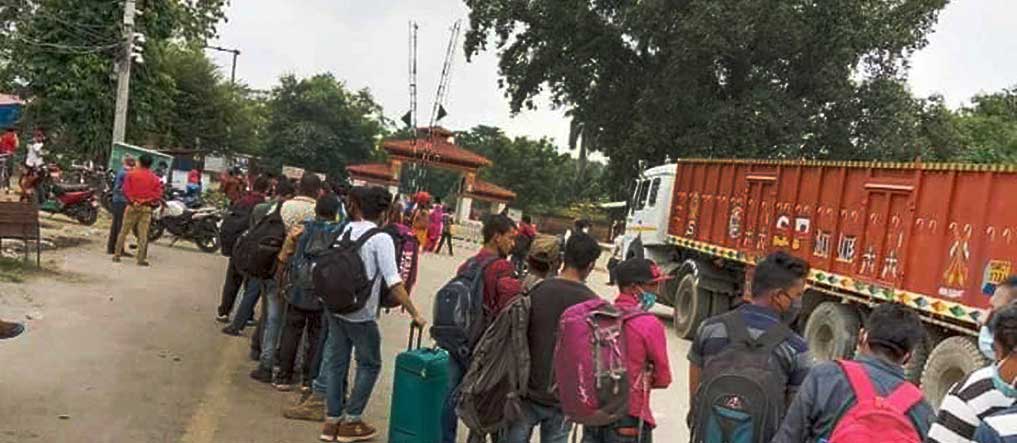 दैनिक तीनसय फर्कदै, आउँदा नागरिकता, फर्कदा रासन कार्ड
