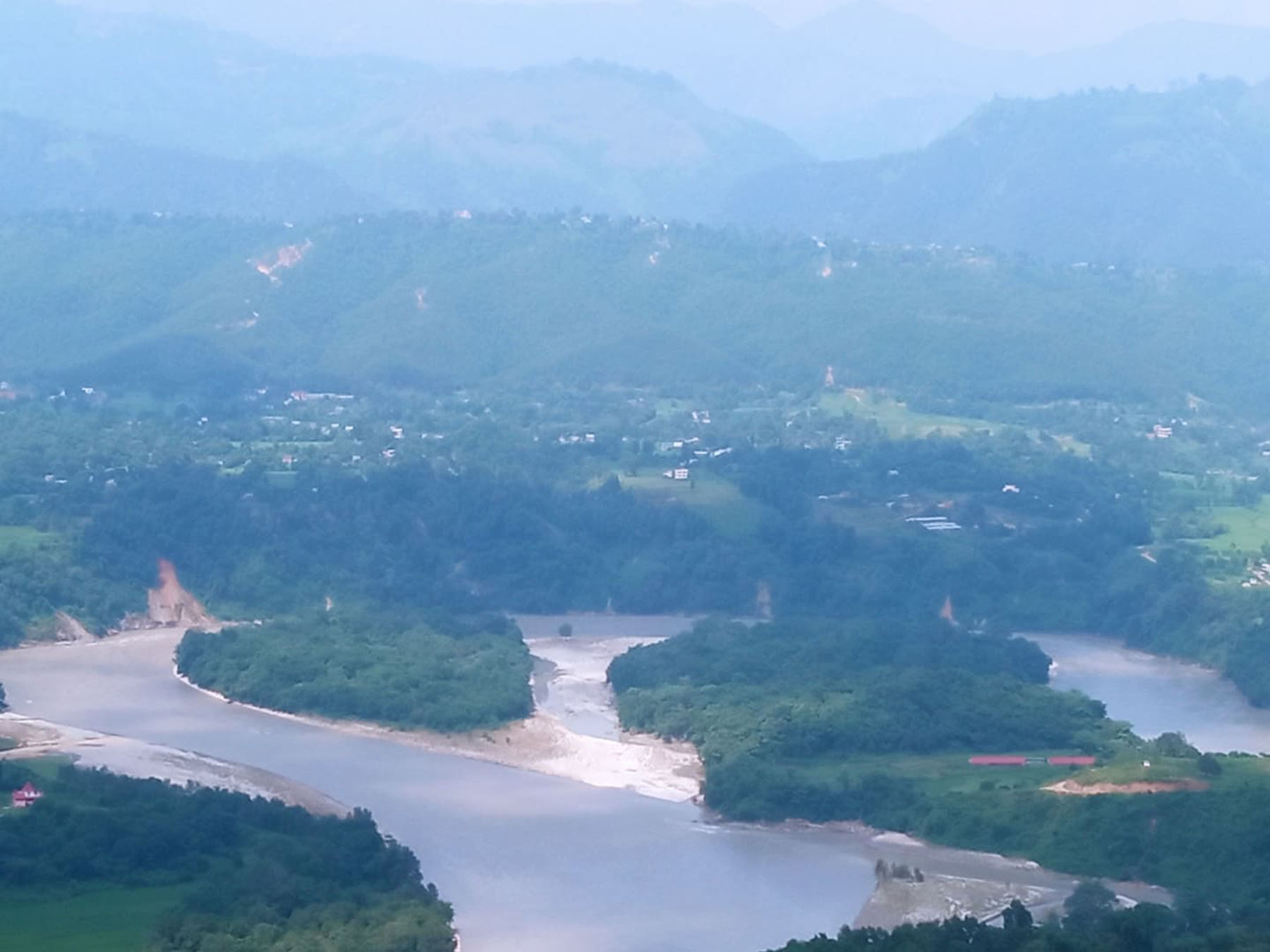 कालीगण्डकीले घेरेको खैरेनी वनको दृश्य