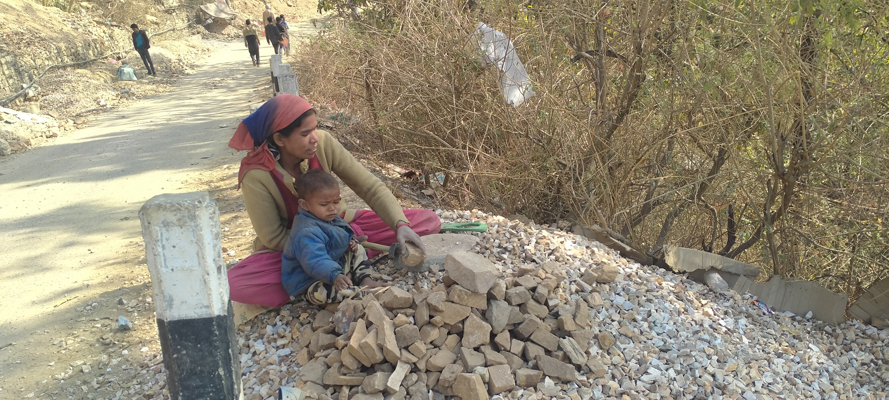 गिट्टी कुट्दै परियार