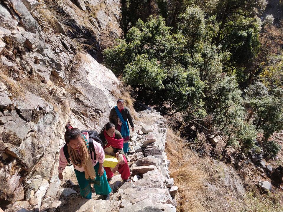 जोखिम बोल्दै खोप लगाउन जाँदै गरेका स्वास्थ्यकर्मीहरु