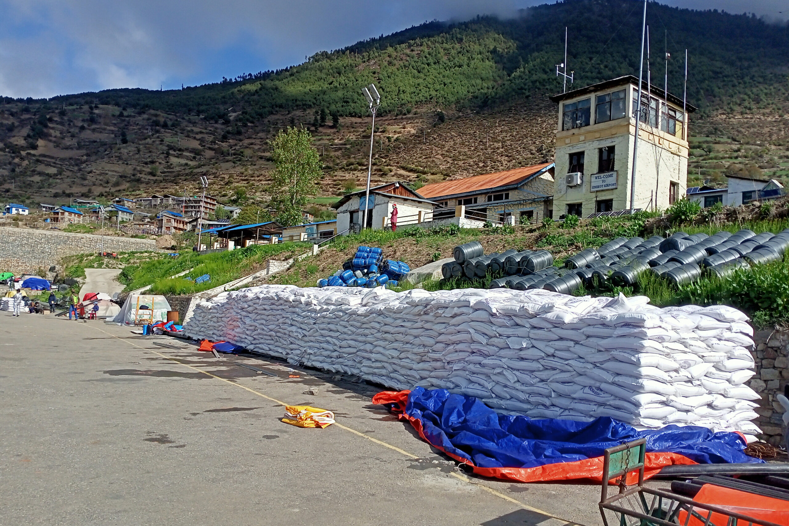 सिमकोट विमानस्थलमा राखिएको खाद्यान्न