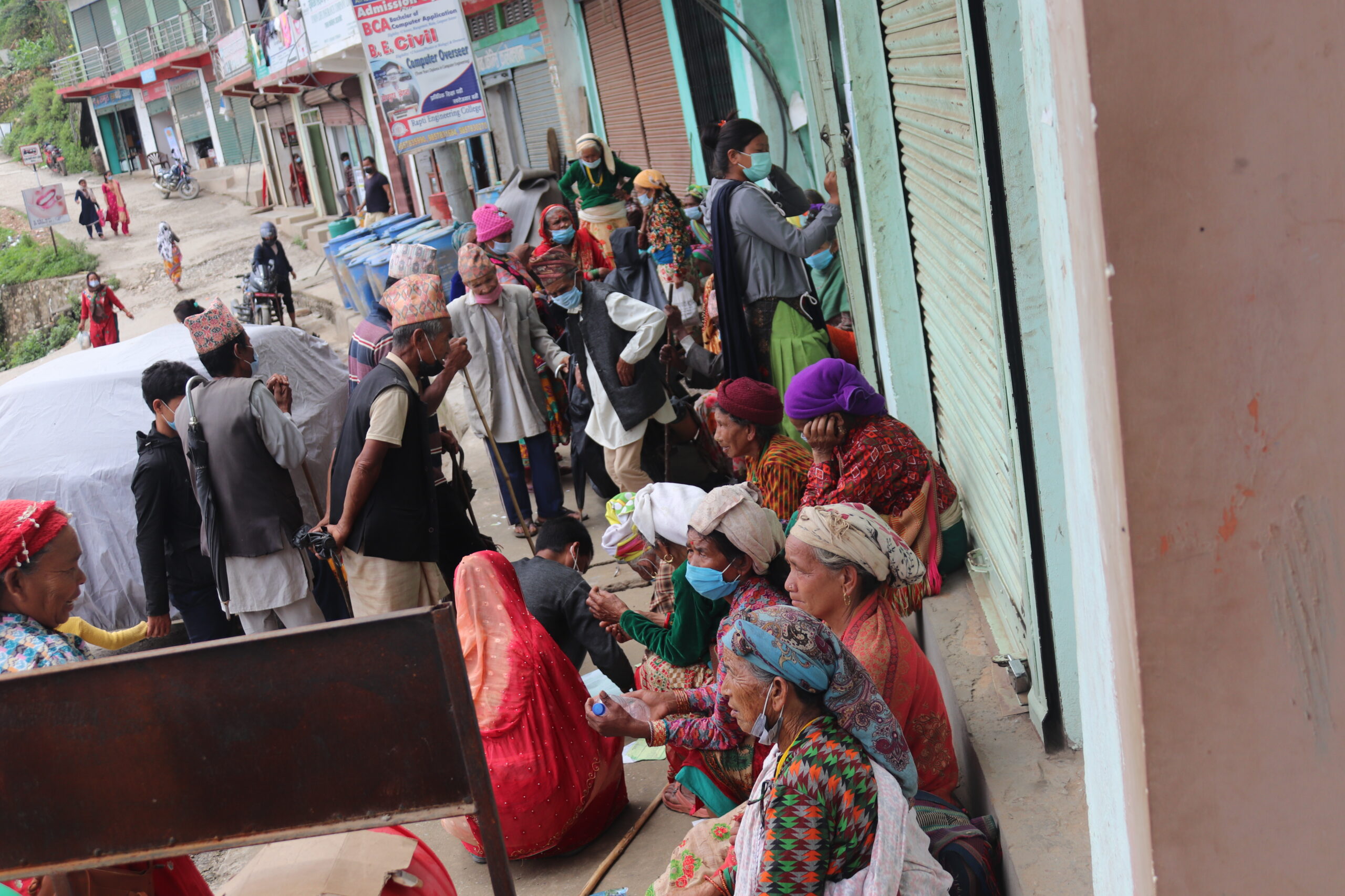 भत्ता लिन आउनुभएका जेष्ठनागरिकहरु