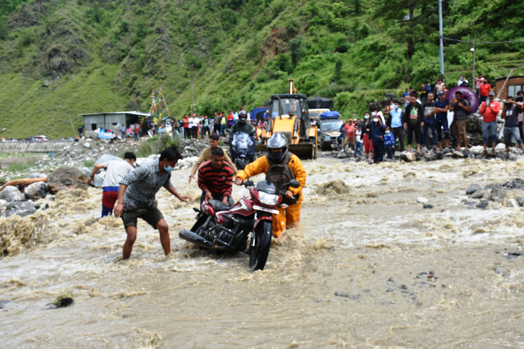 मोटरसाइकल खोला तार्न सहयोग गर्दै स्थानीय