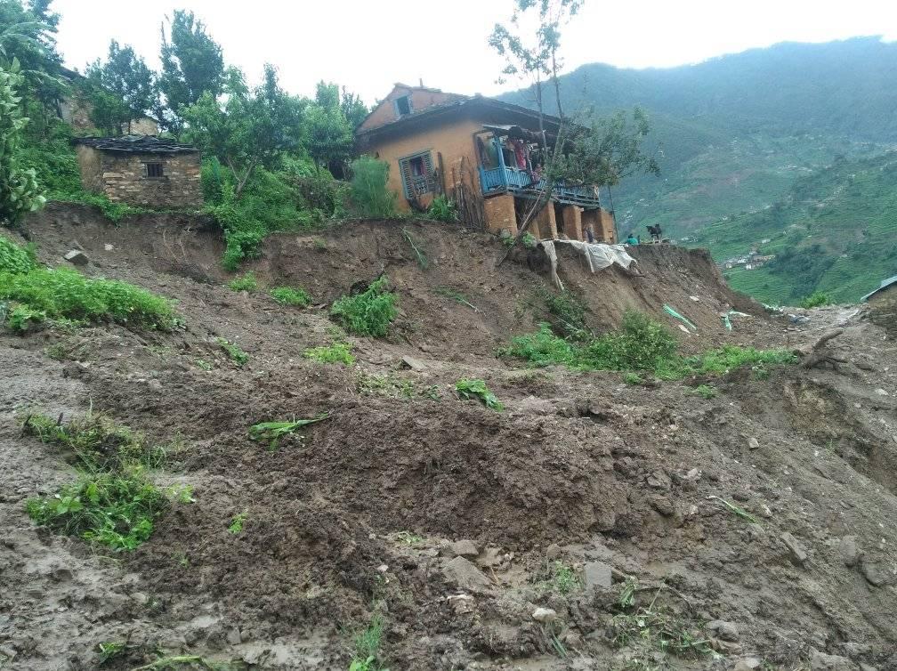 जचौरीगाउँ भन्दा तलबाट डोजर मार्फत सडक खनिँदा १५ घर परिवार विस्थापित