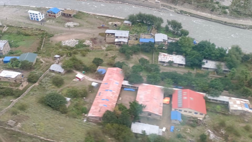 बिरामीको जाँच अस्पतालमा , औषधि पसलबाट