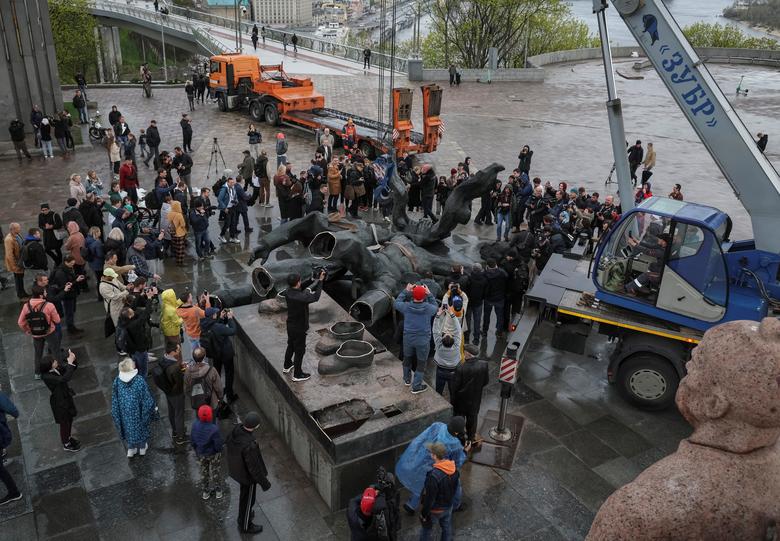 रूस ,युक्रेन युद्ध ः किभको सोभियत स्मारक भत्काइयो, तस्वीरहरू