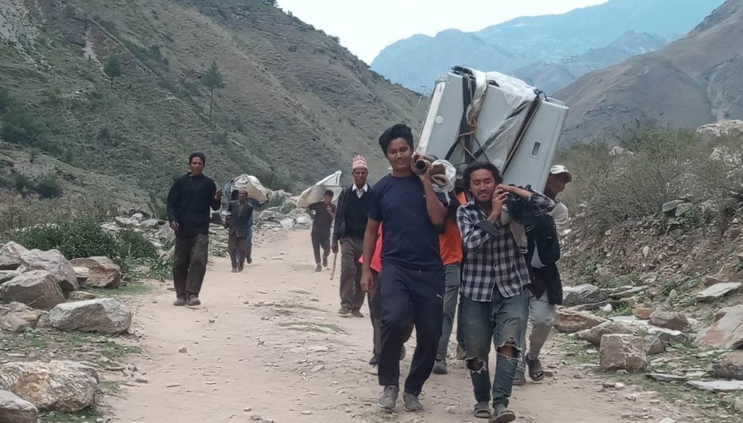 स्वास्थ्यकर्मीले बोकेर अस्पताल पुर्‍याए रेफ्रिजेरेटर