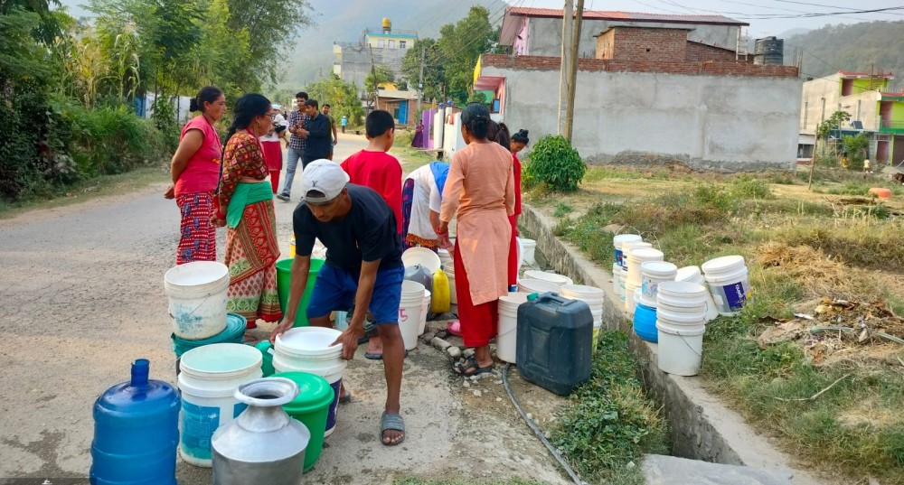 कुवाहरू सुके, धारामा हप्तामा मुस्किलले एक दिन पानी