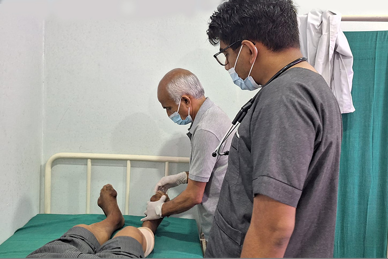 सल्यानमा विशेषज्ञ स्वास्थ्य सेवा दिँदै डा. गोविन्द केसी
