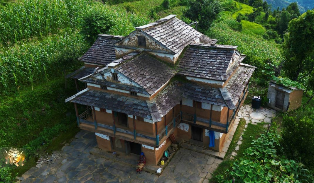 पर्यटक लोभ्याउँदै मनमोहक मौलिक चौमुखे घर