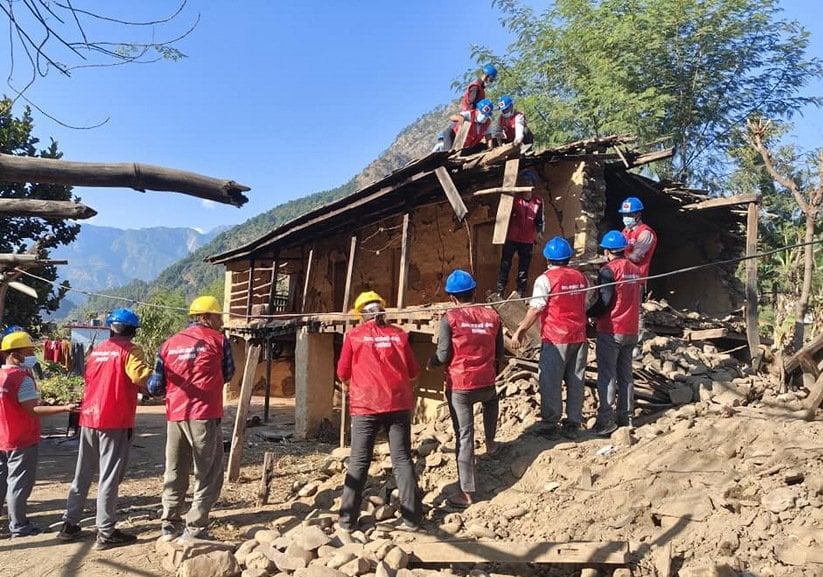 भूकम्प प्रभावित क्षेत्रमा अखिल क्रान्तिकारी – भग्नावशेष पन्छाउनेदेखि टहरा निर्माणको काम गर्दै