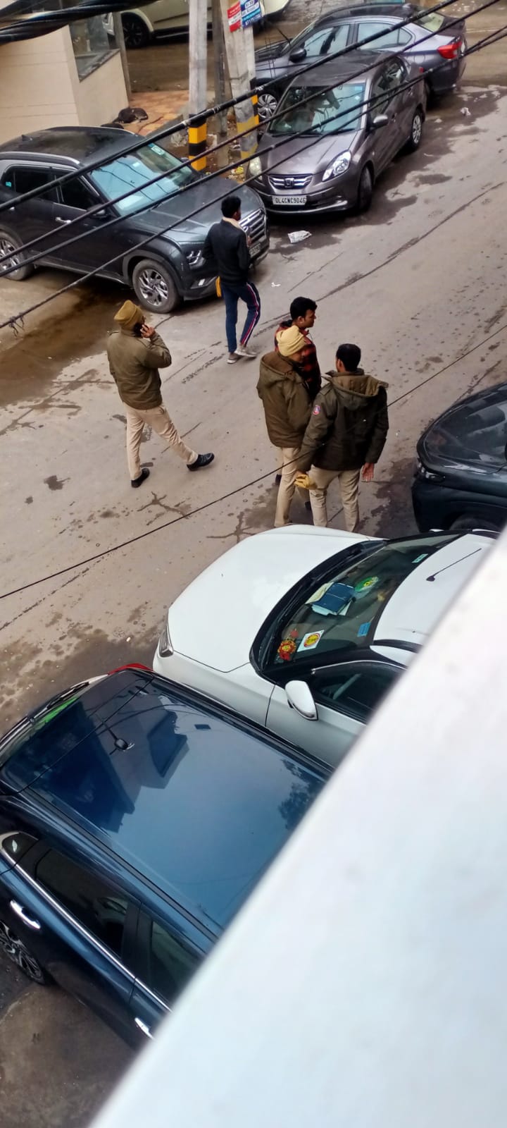 मुख्यमन्त्री केजरीवालको निवासमा दिल्ली अपराध शाखाको टोली