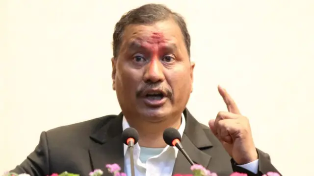 न्यायालयमाथि विप्लवको आक्रोश, प्रकाश सपुतको गीत गुनगुनाउँदै ओलीमाथि पनि प्रश्न