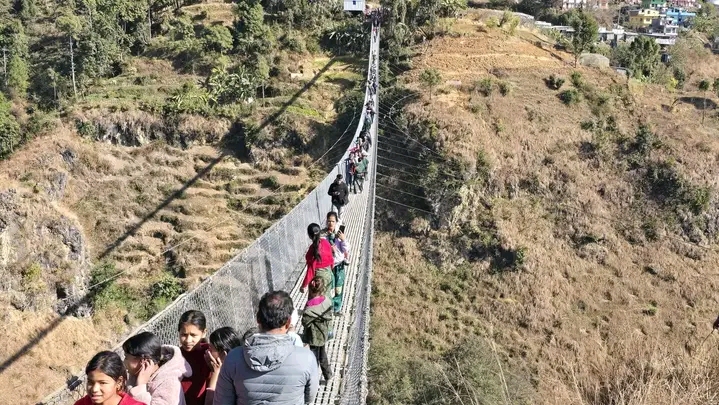 झोलुङगे पुलबाट हाम फालेर एक युवकले गरे आत्महत्या