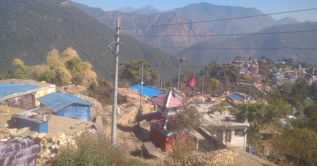 अझै ठडिएनन्भू कम्पले ढलेका घर