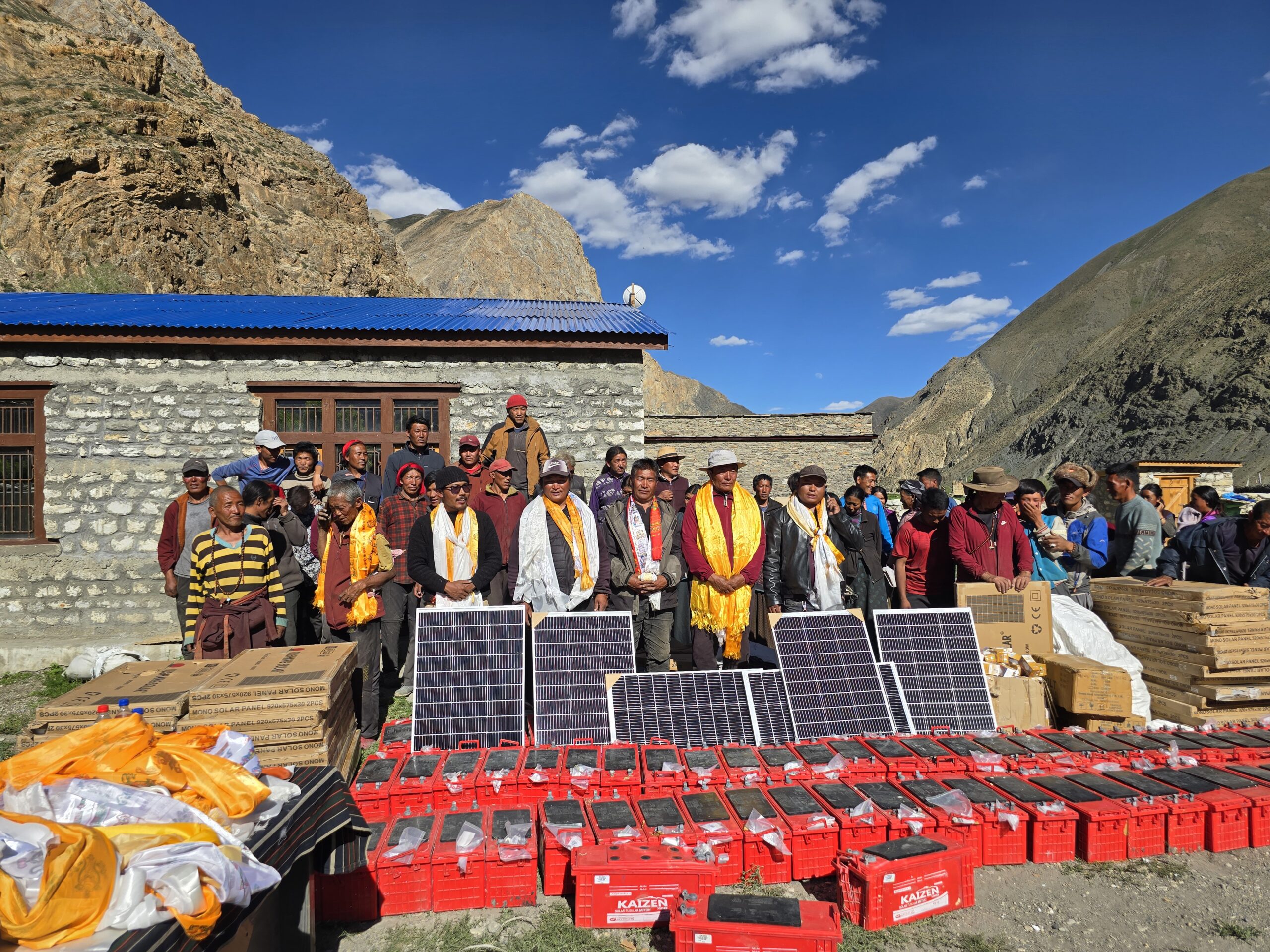 डोल्पोबुद्धका ५६८ घरधुरीलाई खानेपानी सिँचाई तथा उर्जा विकास कार्यालयले वितरण गरेको सोलार ( फोटो फिचर)